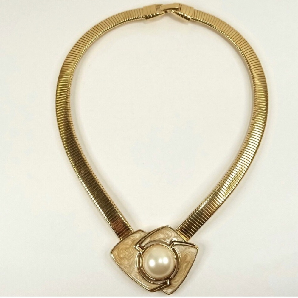 80s Vintage Trifari Omega Brush Gold & Pearl Enamel Pendant Chocker Necklace